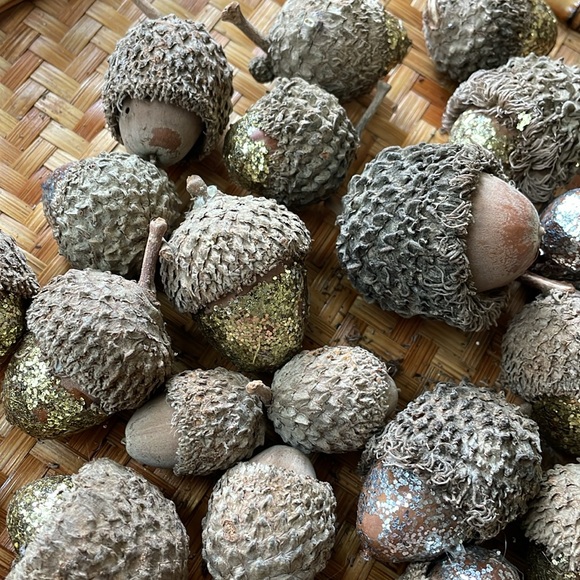 Bag of glittered and non glittered acorns for table scatter - Picture 2 of 3